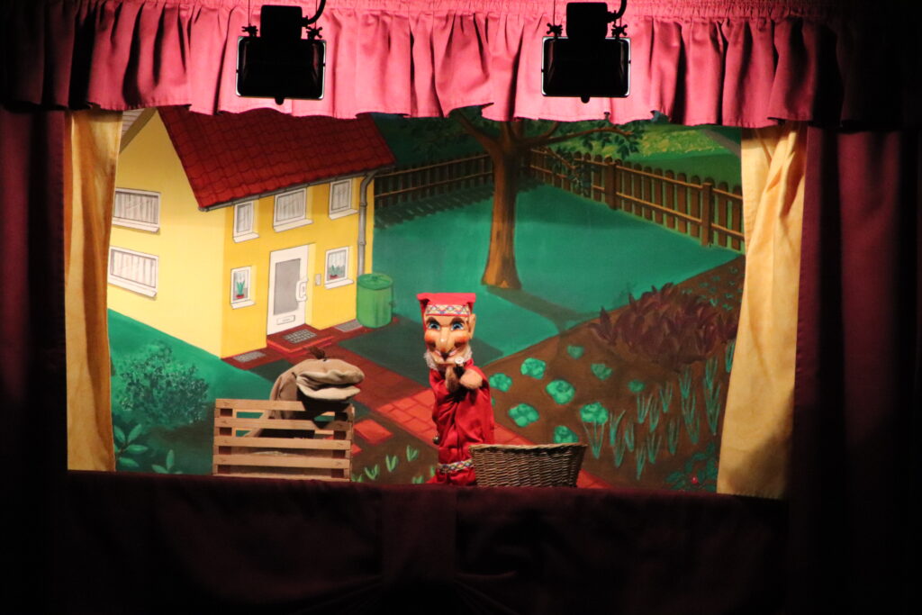 Lörrach: 600 Vorschulkinder lernen Mülltrennung mit Puppentheater