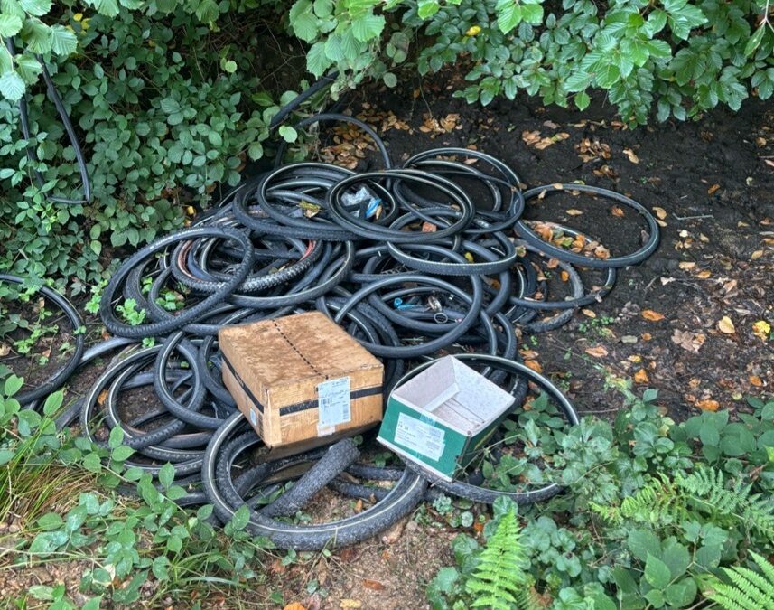 Freiburg: Mehr als 60 Fahrradreifen illegal im Wald entsorgt