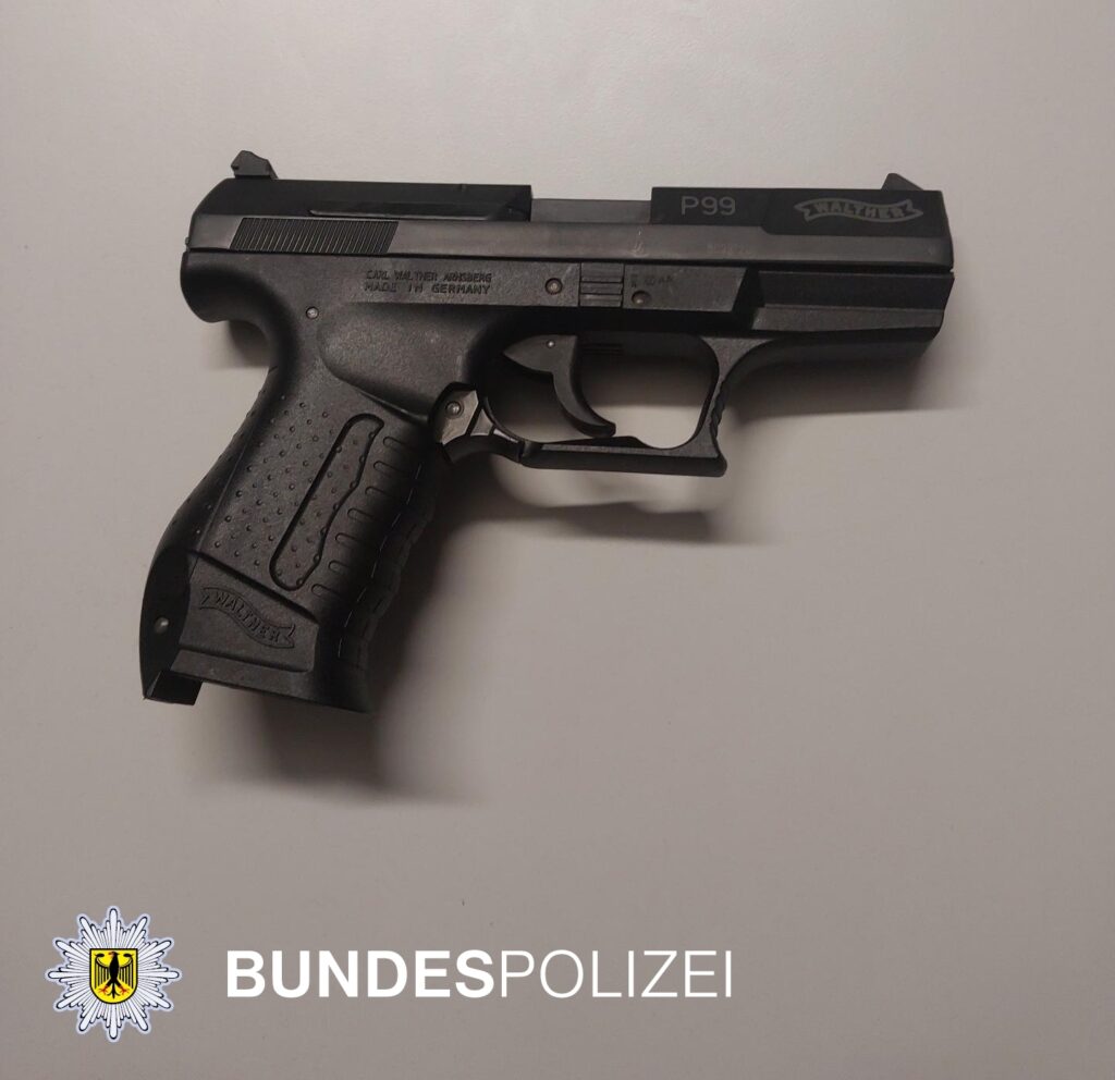 Freiburg: Mann mit Schreckschusswaffe im Zug