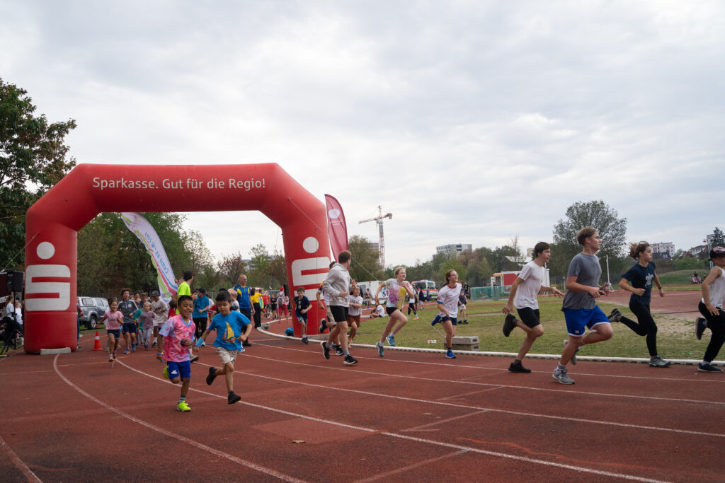Freiburg: 24h-Lauf sammelt 23.000 Euro für Kinder