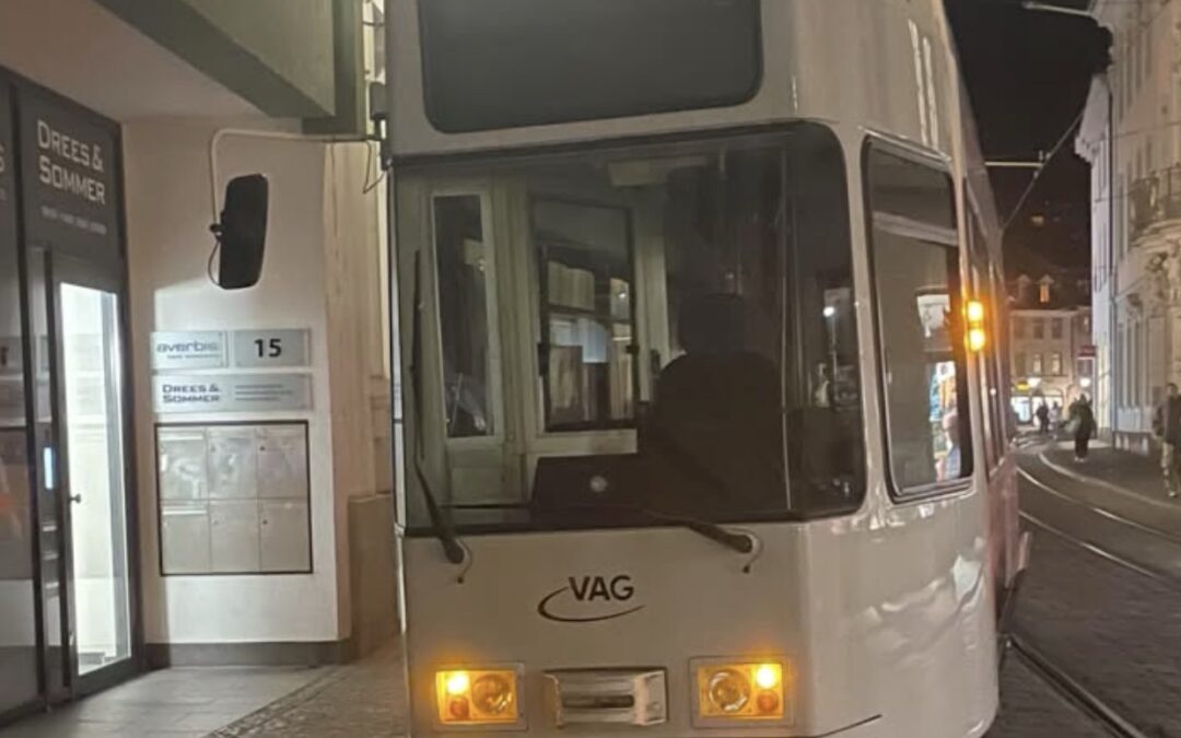 Freiburg: Straßenbahn am Bertoldsbrunnen entgleist und im Bächle gelandet