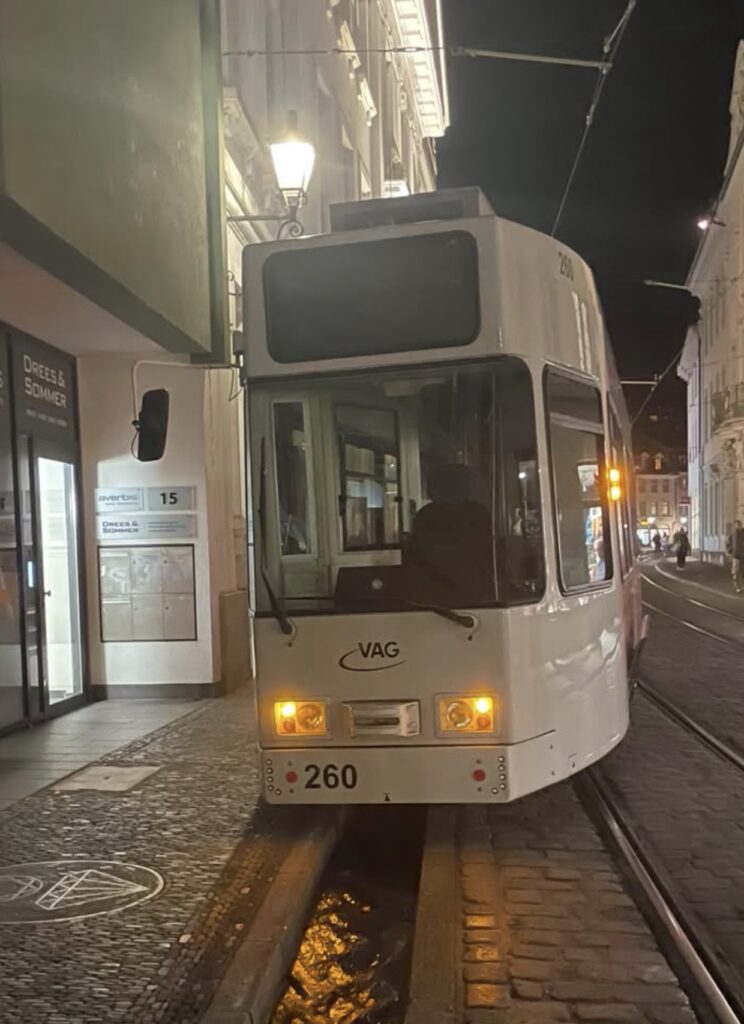 Freiburg: Straßenbahn am Bertoldsbrunnen entgleist und im Bächle gelandet