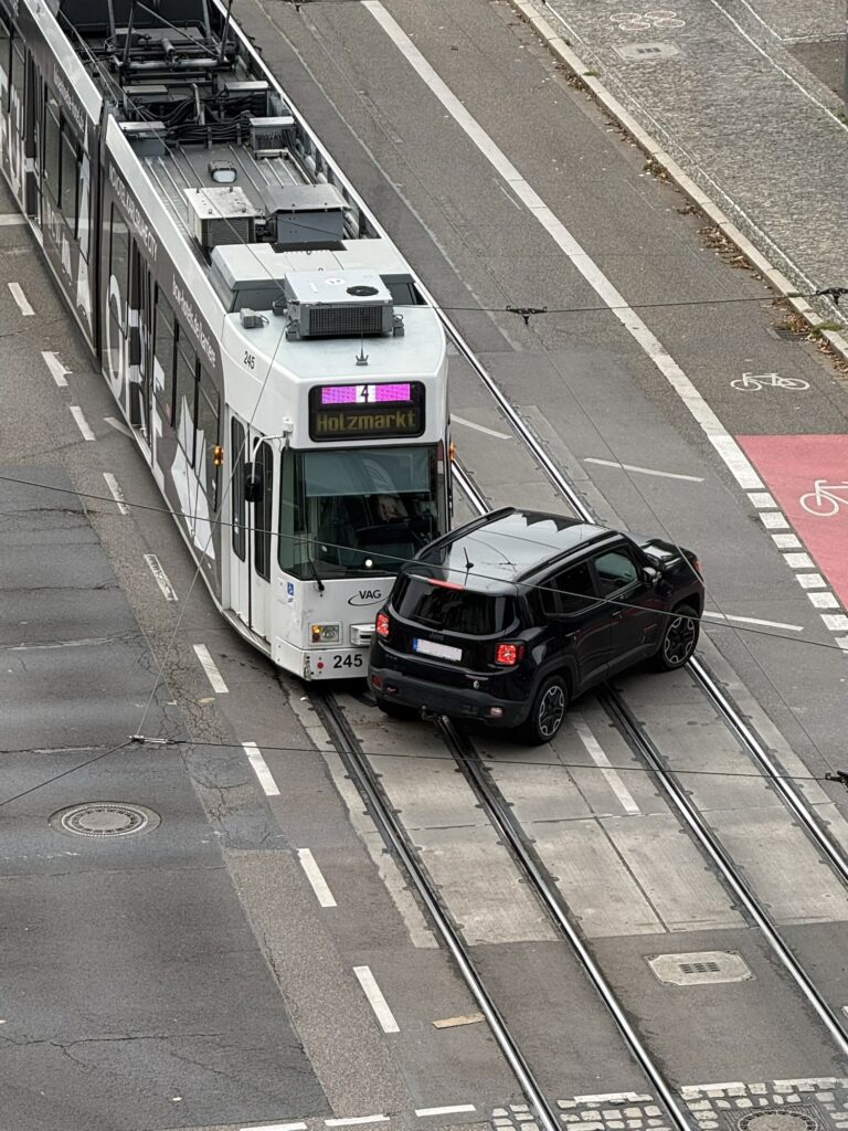 Freiburg: Unfall an Kaiserbrücke blockiert aktuell Straßenbahnen und Autoverkehr